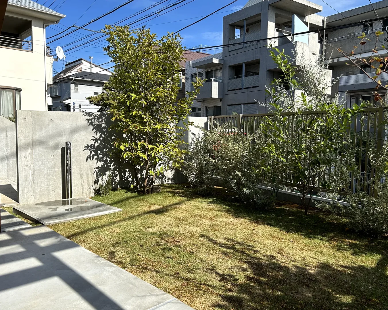 茶庭と洋風ガーデンをひとつに。暮らしに合わせたリバーシブルガーデン｜目黒区
