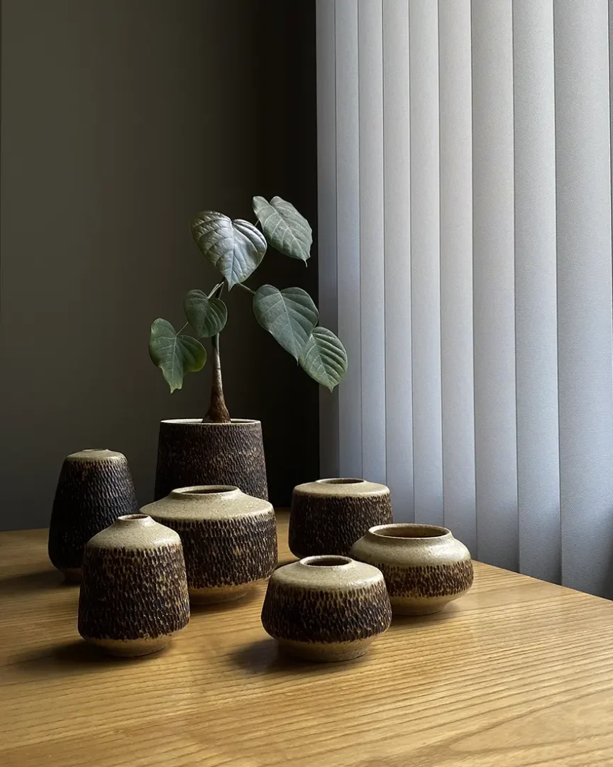 BOTANICAL VESSEL | 植物と香りの器 Botanico（ボタニコ）オリジナルのハンドメイドによる、植物と香りを楽しむための器。 テクスチャーは、石を削り出したかのような質感でもあり、乾燥した土のような手触りのマットな釉薬で仕上げています。 一見するとシンプルな器ですが、植物を美しく見せるフォルムにもこだわりました。 普遍的でありつつ、どんなシチュエーションにも収まるモダンな花器です。