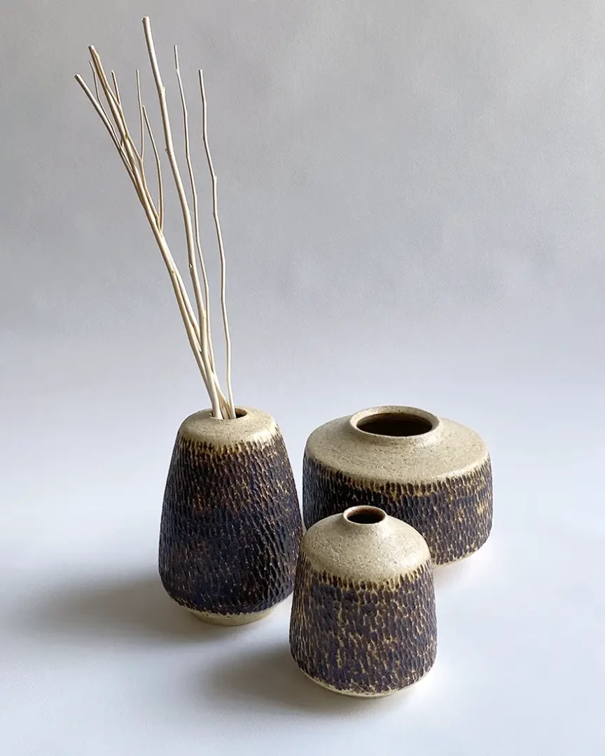 BOTANICAL VESSEL | 植物と香りの器

Botanico（ボタニコ）オリジナルのハンドメイドによる、植物と香りを楽しむための器。

テクスチャーは、石を削り出したかのような質感でもあり、乾燥した土のような手触りのマットな釉薬で仕上げています。
一見するとシンプルな器ですが、植物を美しく見せるフォルムにもこだわりました。
普遍的でありつつ、どんなシチュエーションにも収まるモダンな花器です。

花器やグリーンを飾るポットとしてはもちろん、アロマオイルを入れてディフューザーとしてもお使いいただけます。

普遍的でありつつ、どんなシチュエーションにも収まるモダンな器です。